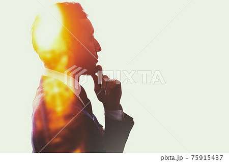 考えるビジネスマンの抽象イメージ 75915437