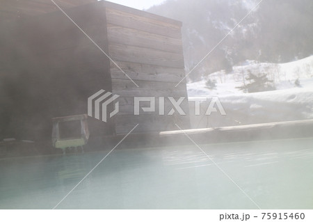朝の万座温泉露天風呂からの風景 75915460