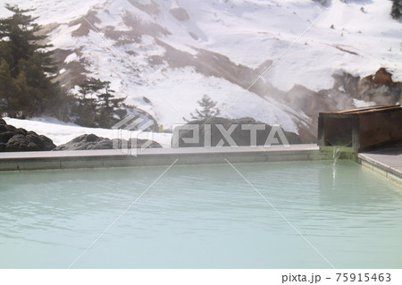 朝の万座温泉露天風呂からの風景 75915463