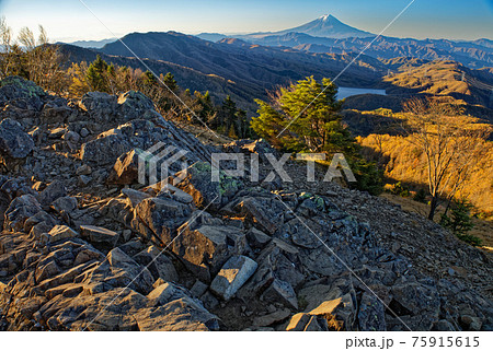 大菩薩嶺・雷岩から見る朝の富士山 75915615