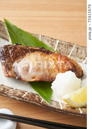 ぶりの塩焼き ぶりの塩焼き 75915679