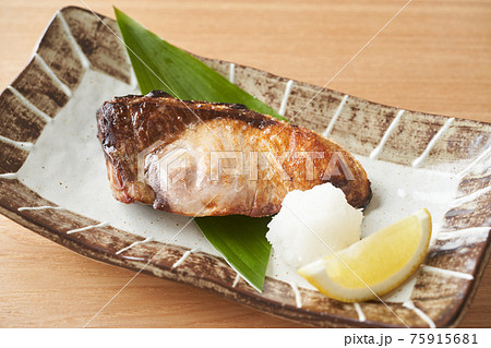 ぶりの塩焼き 75915681