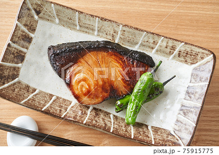 ぶりの照り焼き 焼きししとう ぶりの照り焼き 焼きししとう 75915775