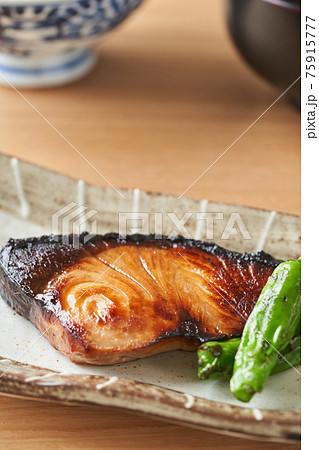 ぶりの照り焼き　焼きししとう 75915777