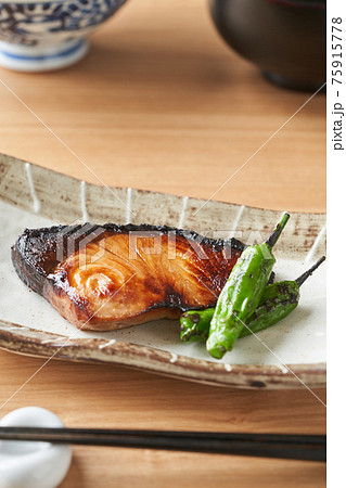 ぶりの照り焼き　焼きししとう 75915778