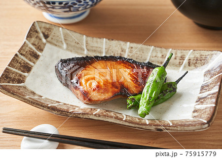 ぶりの照り焼き　焼きししとう 75915779
