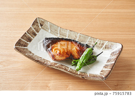 ぶりの照り焼き　焼きししとう 75915783