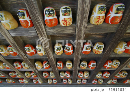 勝尾寺に並ぶダルマ2 75915834