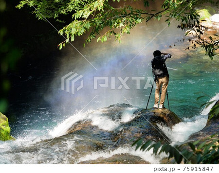 菊池渓谷の美　水しぶきが描く虹を撮影する男性　（熊本県菊池市） 75915847