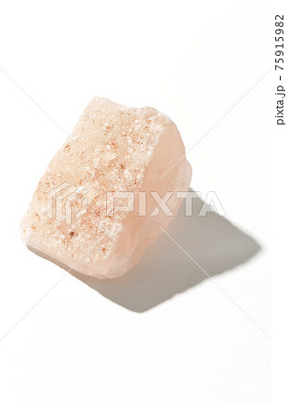 ピンク色の岩塩の塊を白背景で撮影の写真素材