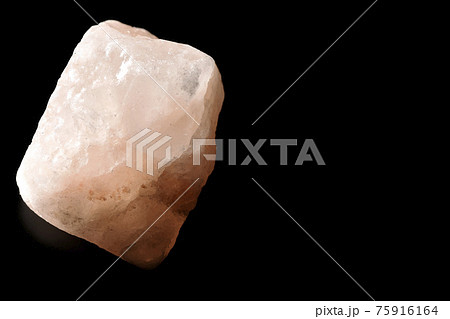 ピンク色の岩塩の塊を黒背景で撮影 75916164