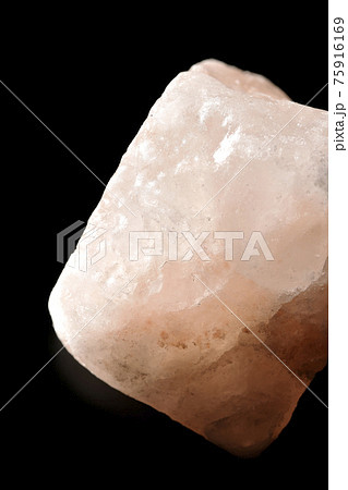 ピンク色の岩塩の塊を黒背景で撮影 75916169