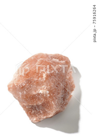 レッド岩塩の塊を白背景で撮影 75916264