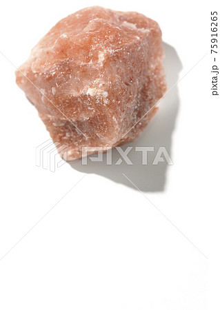 レッド岩塩の塊を白背景で撮影 レッド岩塩の塊を白背景で撮影 75916265