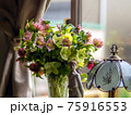 花瓶に挿したクリスマスローズの花束 75916553