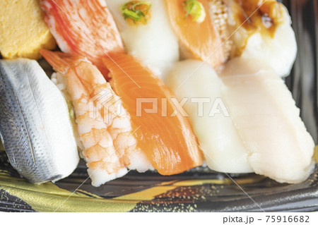 お寿司のお弁当 75916682