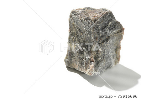 ブラック岩塩の塊を白背景で撮影 ブラック岩塩の塊を白背景で撮影 75916696
