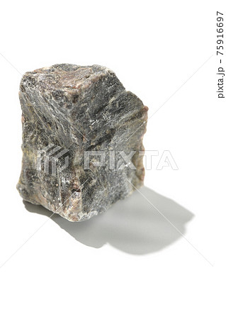 ブラック岩塩の塊を白背景で撮影 ブラック岩塩の塊を白背景で撮影 75916697