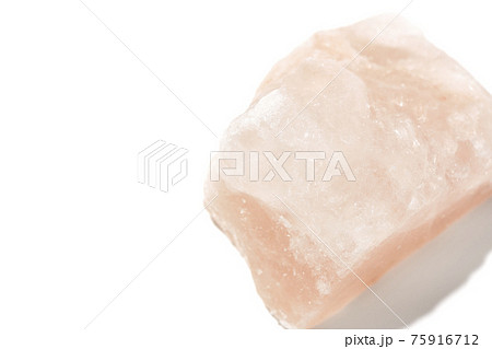 ピンク色の岩塩の塊を白背景で撮影 ピンク色の岩塩の塊を白背景で撮影 75916712