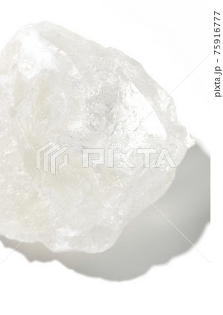 水晶のようにクリアな岩塩の塊を白背景で撮影 水晶のようにクリアな岩塩の塊を白背景で撮影 75916777