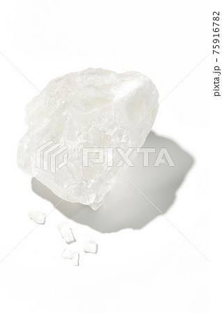 水晶のようにクリアな岩塩の塊を白背景で撮影 75916782