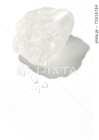 水晶のようにクリアな岩塩の塊を白背景で撮影 75916784