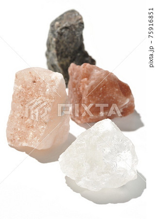 色々な色の岩塩の塊を白背景で撮影 75916851