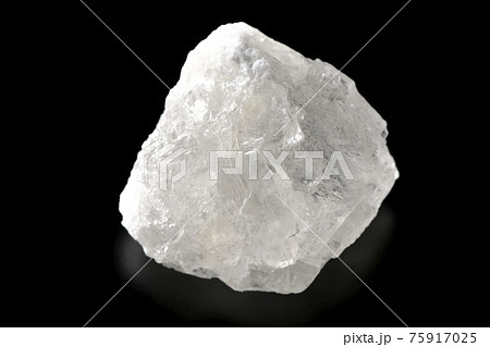 水晶のようにクリアな岩塩の塊を黒背景で撮影 75917025
