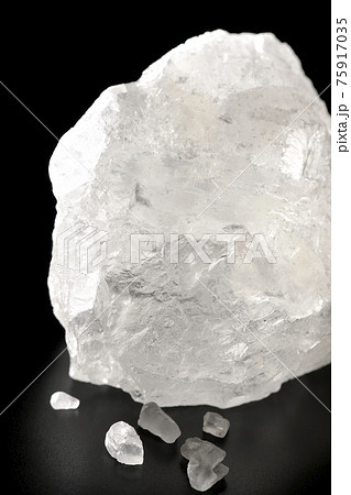 水晶のようにクリアな岩塩の塊を黒背景で撮影 75917035