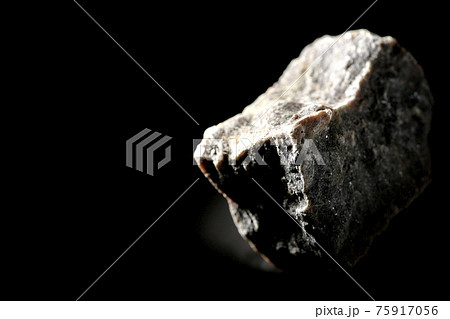 ブラック岩塩の塊を黒背景で撮影 75917056