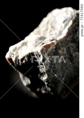 ブラック岩塩の塊を黒背景で撮影 75917060