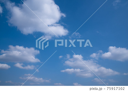 青空　空　雲　背景　背景素材 75917102