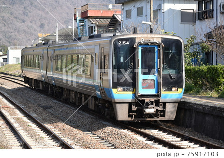 通過する2000系気動車特急しまんと号 75917103