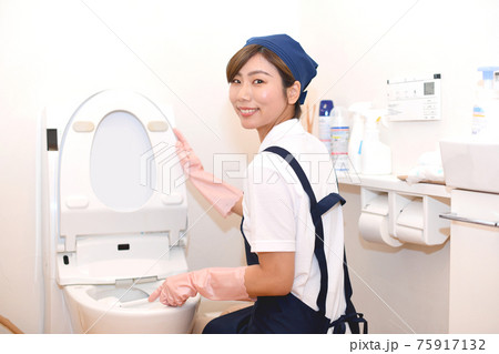 トイレを掃除するハウスキーパー(家政婦)の女性 トイレを掃除するハウスキーパー(家政婦)の女性 75917132