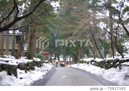 雪の参道 75917165