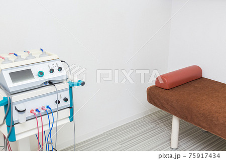 整骨院 治療ベッドと高周波治療器 整骨院 治療ベッドと高周波治療器 75917434