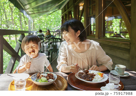テラス席で外食を楽しむ親子 テラス席で外食を楽しむ親子 75917988