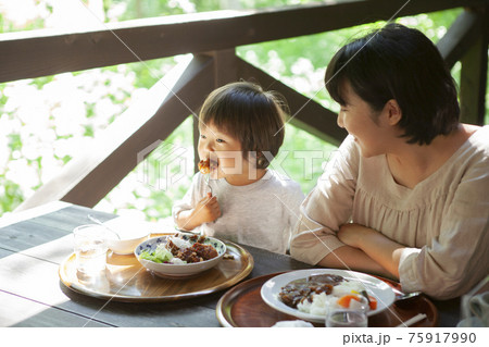 テラス席で外食を楽しむ親子 テラス席で外食を楽しむ親子 75917990
