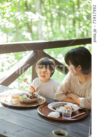 テラス席で外食を楽しむ親子 75917992