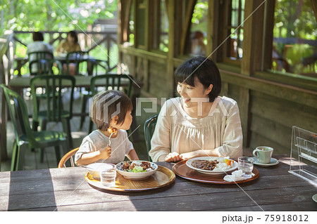 テラス席で外食を楽しむ親子 75918012