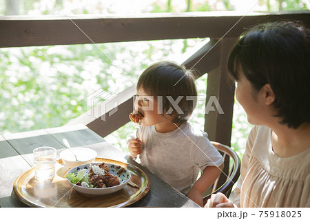テラス席で外食を楽しむ親子 75918025