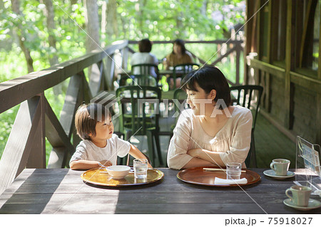 テラス席で外食を楽しむ親子 テラス席で外食を楽しむ親子 75918027
