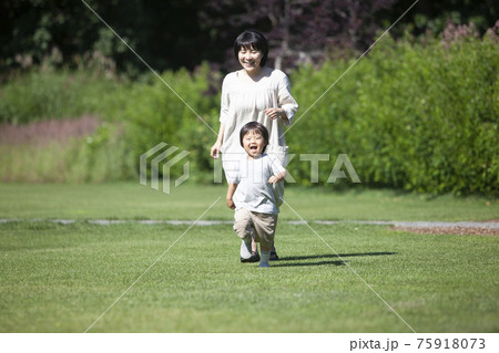 公園で鬼ごっこをする親子 公園で鬼ごっこをする親子 75918073
