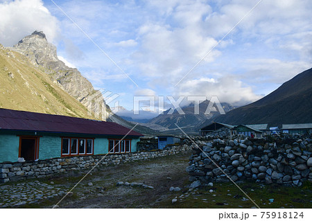 ネパールのエベレスト街道のペリチェ村 75918124