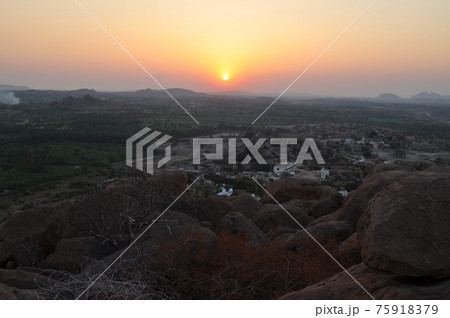 インド(ハンピ)のマタンガヒルから見える夕焼け インド(ハンピ)のマタンガヒルから見える夕焼け 75918379