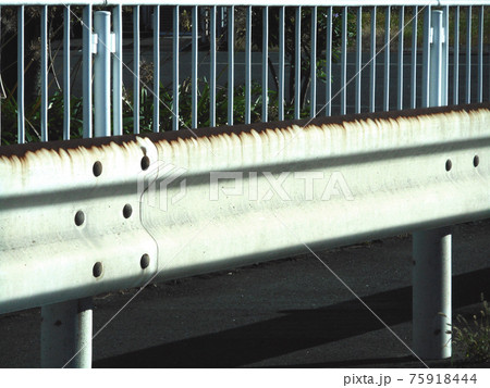 錆びたガードレール 75918444