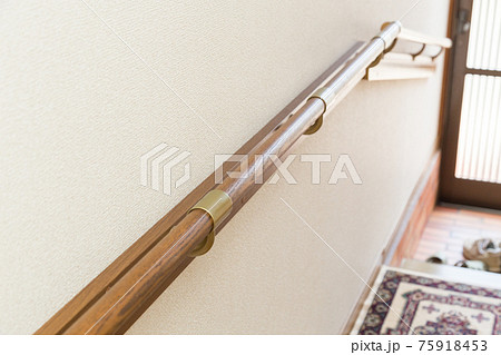 廊下の手すり 75918453