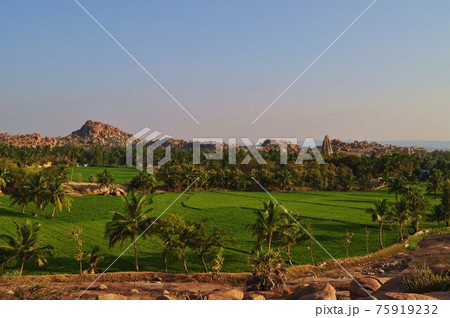 インド(ハンピ)の風景とヴィルパクシャ寺院 インド(ハンピ)の風景とヴィルパクシャ寺院 75919232