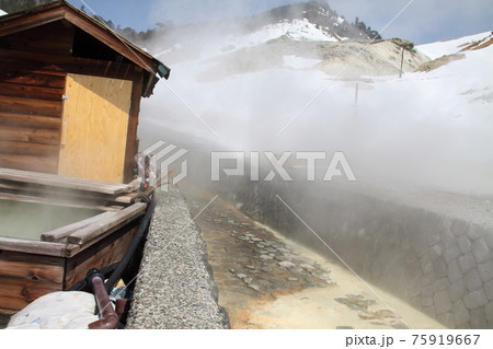 朝の万座温泉湯畑の風景 75919667