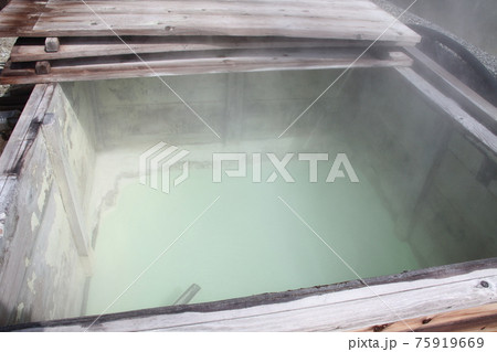 朝の万座温泉湯畑の風景 75919669